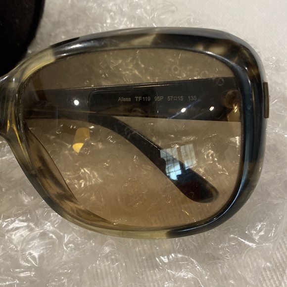 Tom Ford - Picture 2 of 6